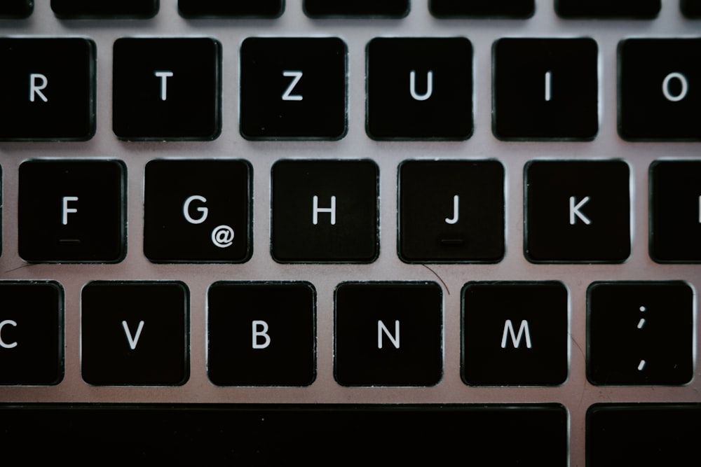 teclado de computador preto e prateado
