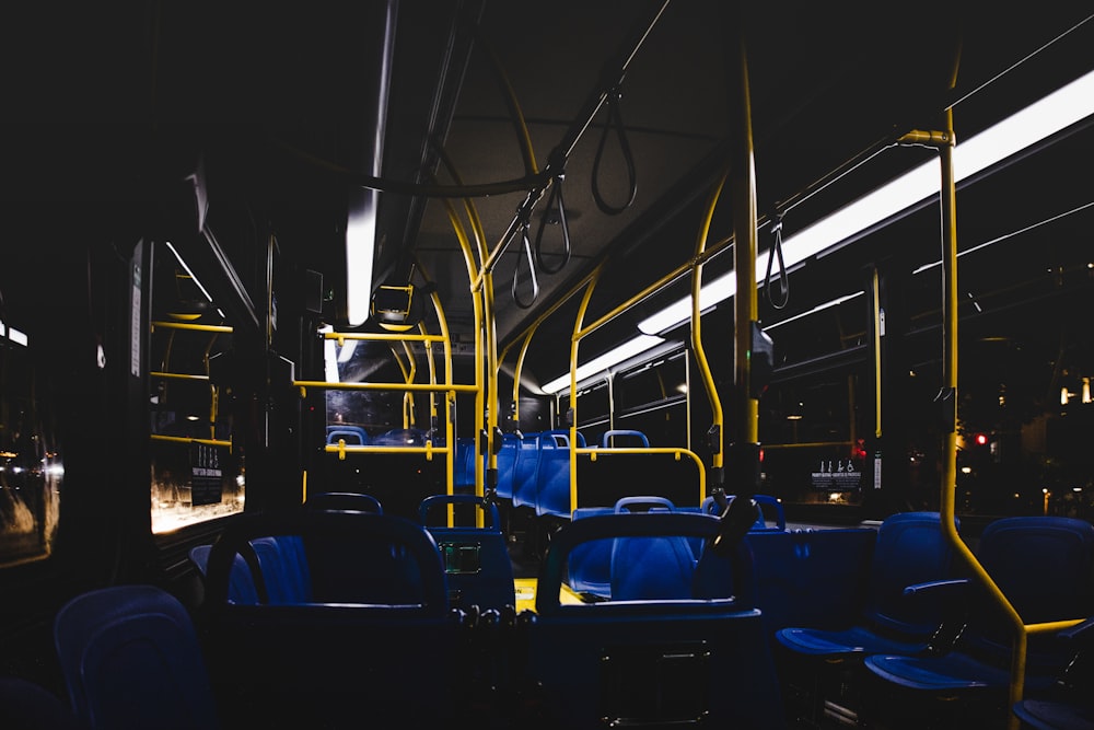 파란색과 검은색 버스 좌석