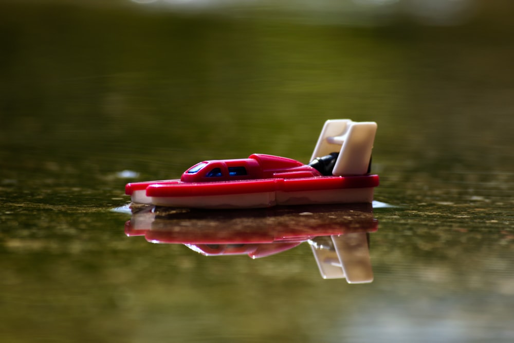 Barco de plástico rojo y blanco en el agua