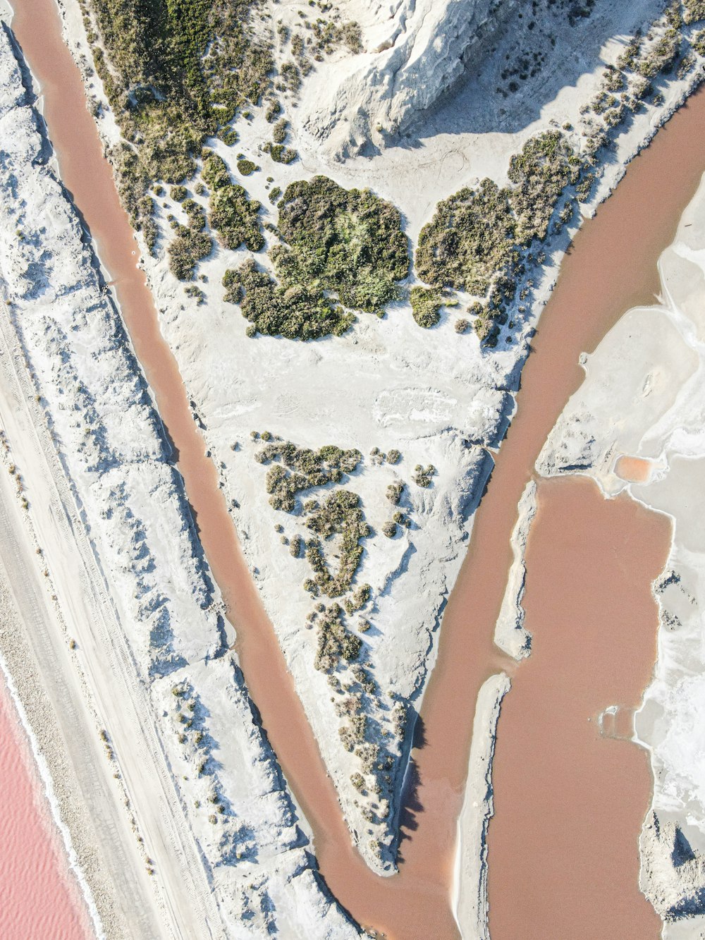 日中の水域の航空写真