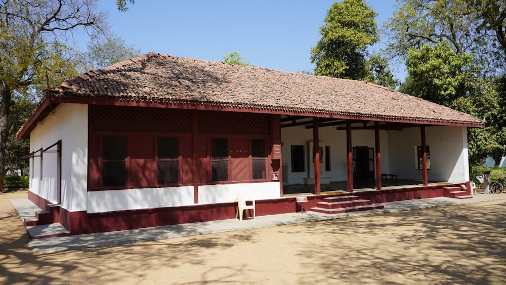 edificio in cemento rosso e bianco