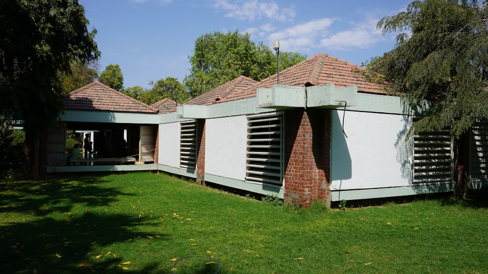 casa de concreto branca e marrom