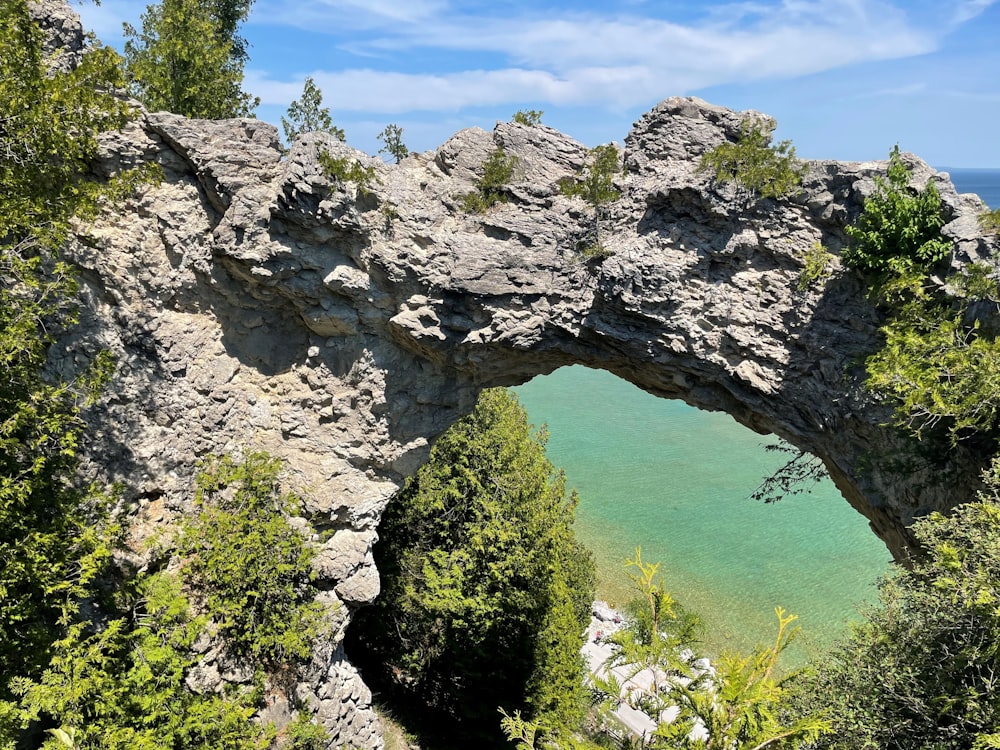 montanha rochosa cinza perto do lago azul sob o céu azul durante o dia