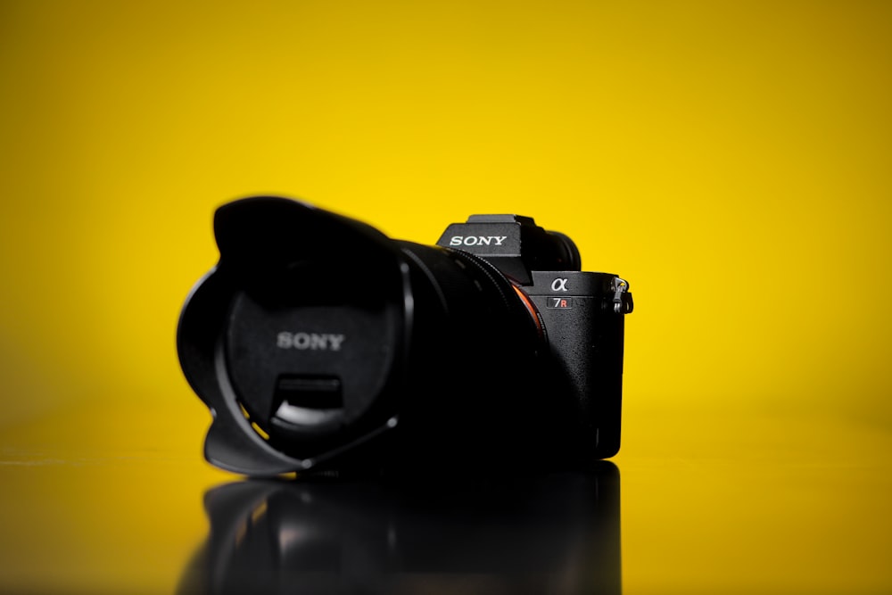 câmera preta nikon dslr na superfície preta