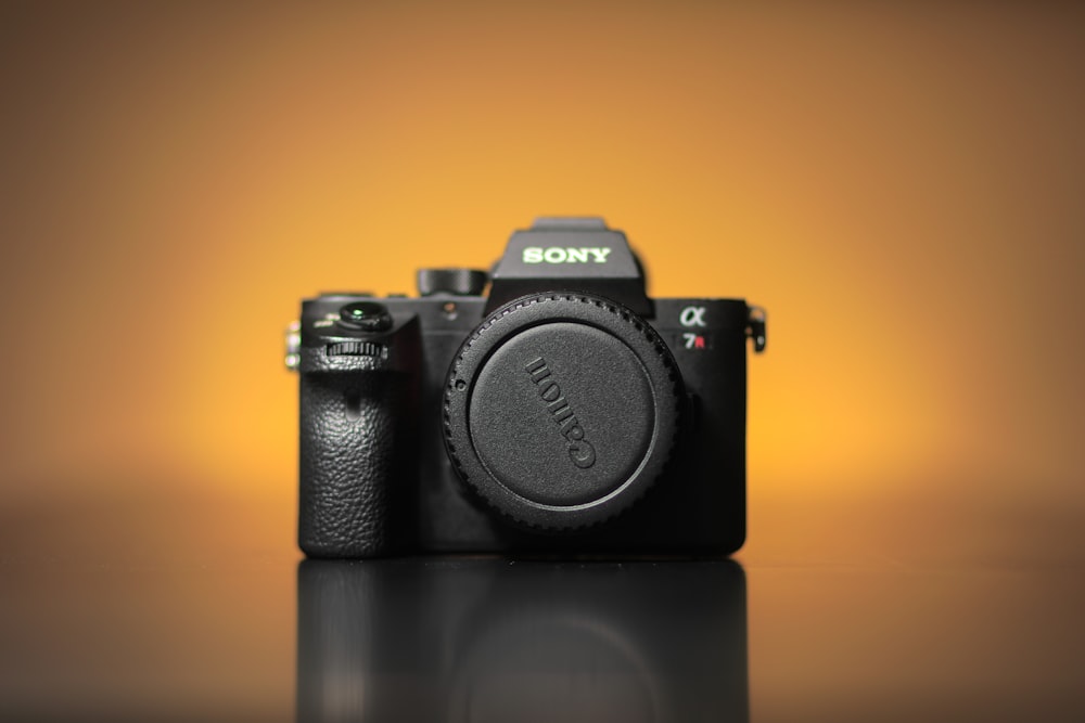 Schwarze Nikon DSLR-Kamera auf orangefarbenem Hintergrund