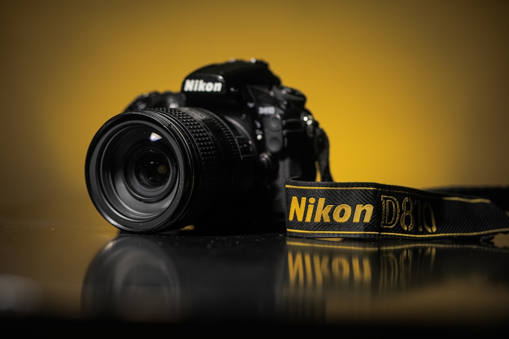 câmera preta nikon dslr na água