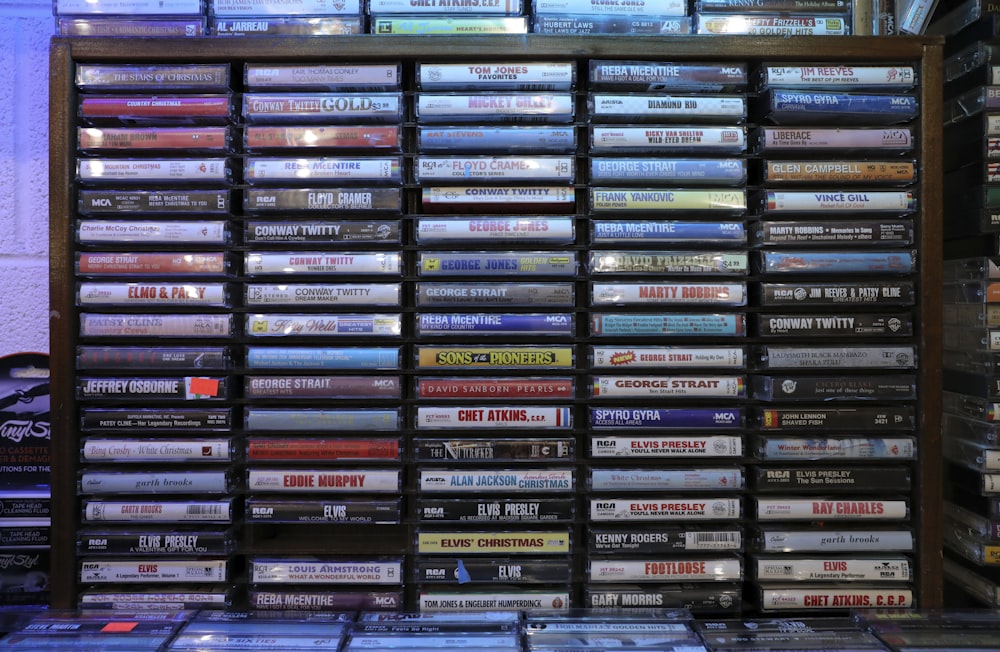 coleção de caixas de cd em preto e branco