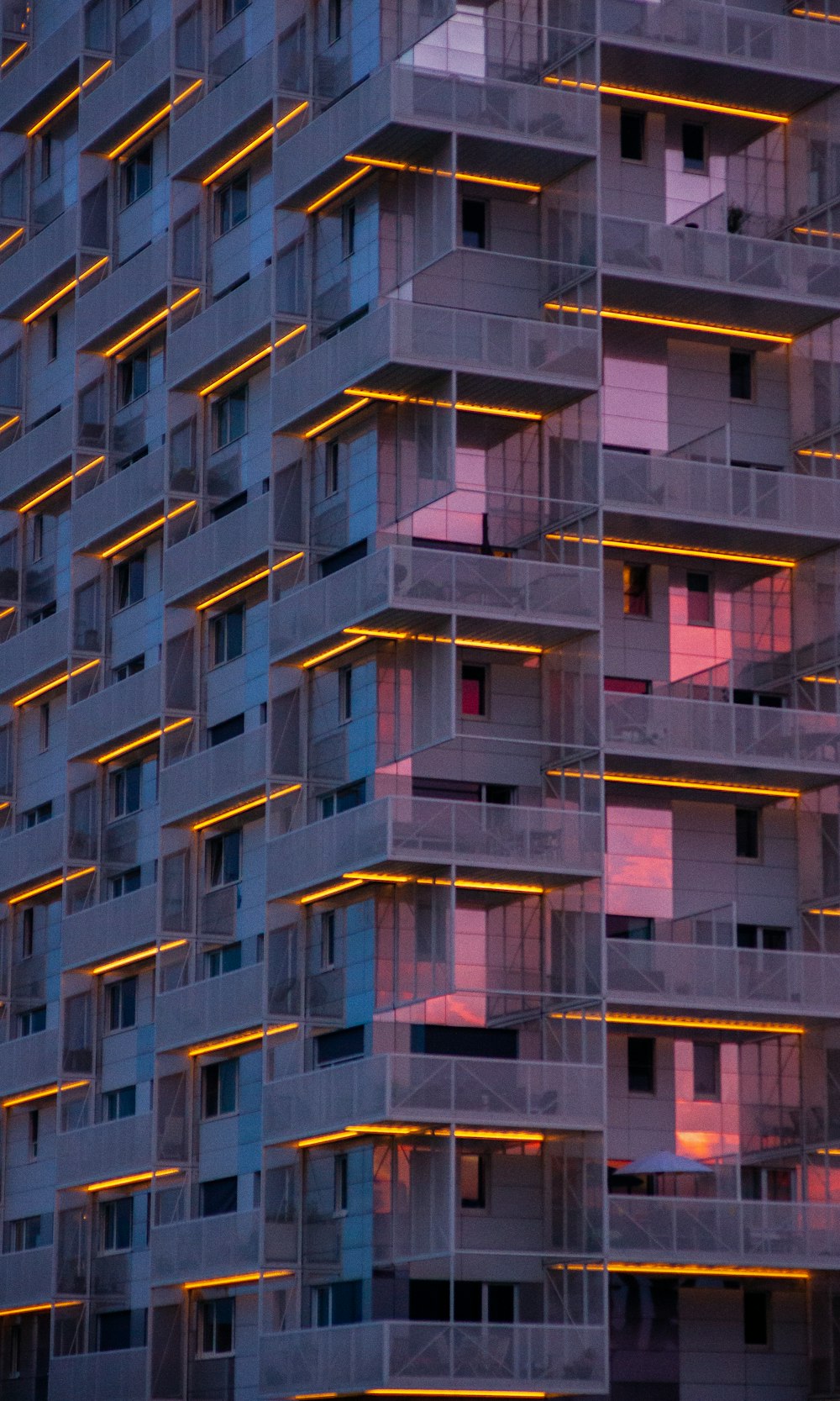 edifício de concreto marrom e branco