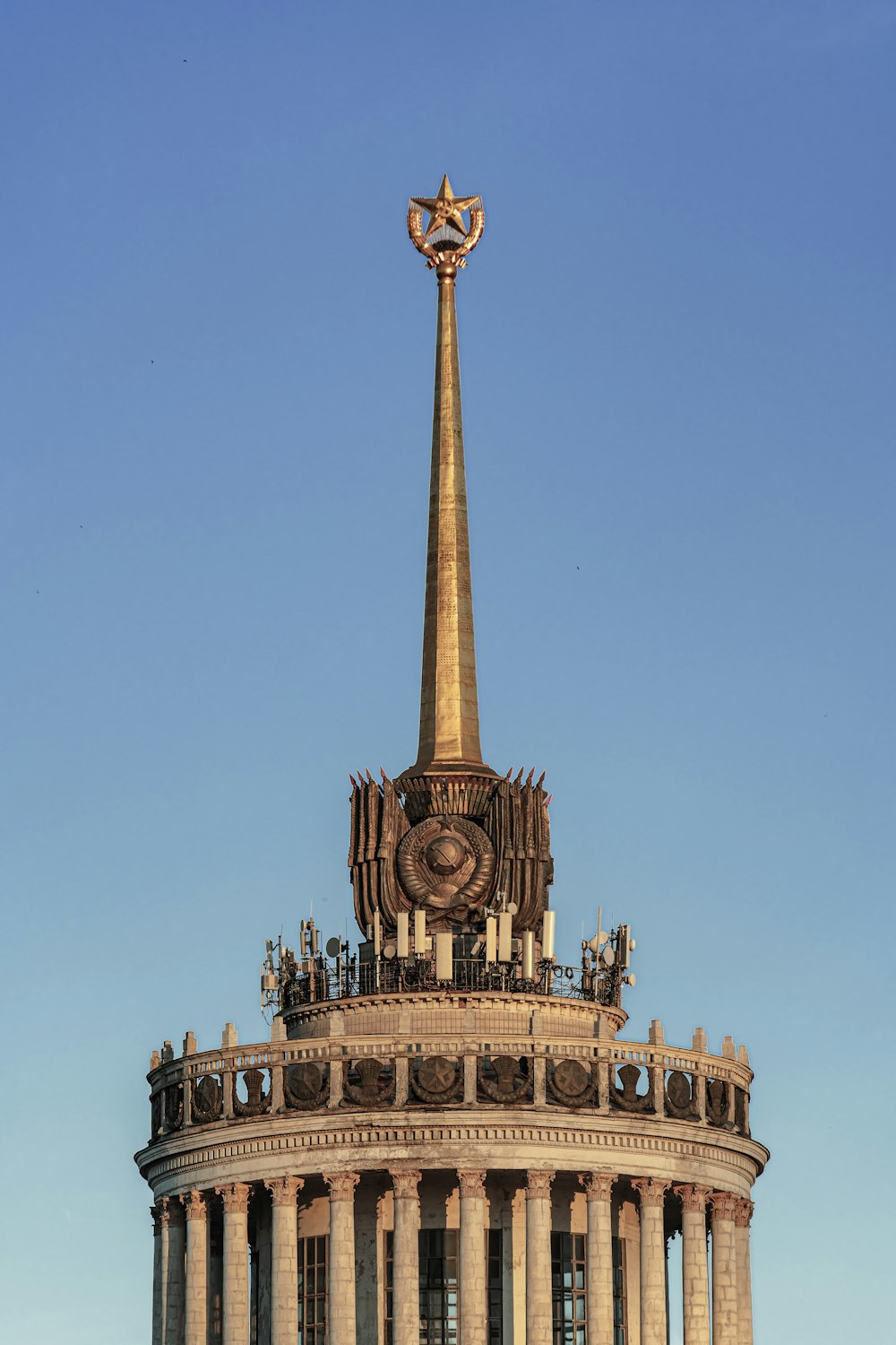 edificio in cemento dorato e marrone