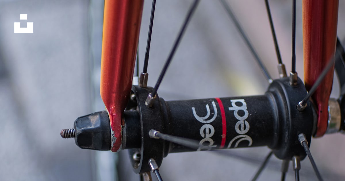 Red bicycle wheel with black tire photo – Free Bike Image on Unsplash