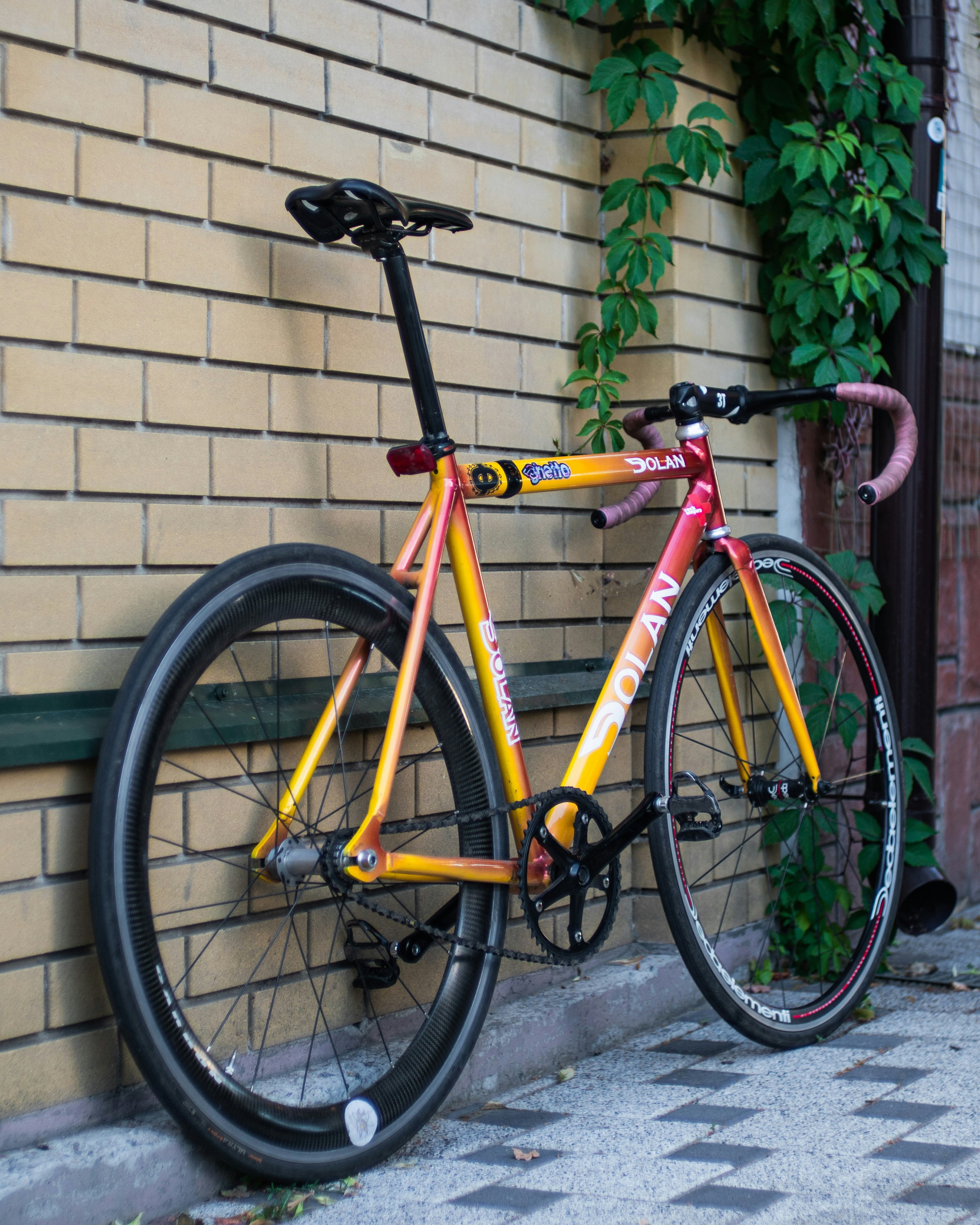 vélo de route jaune et noir