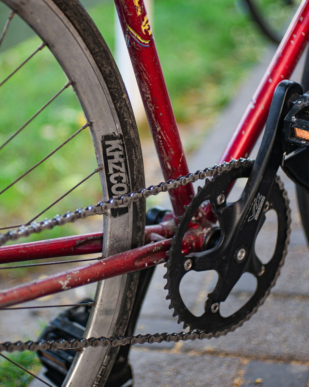 rotes Fahrradrad mit Reifen