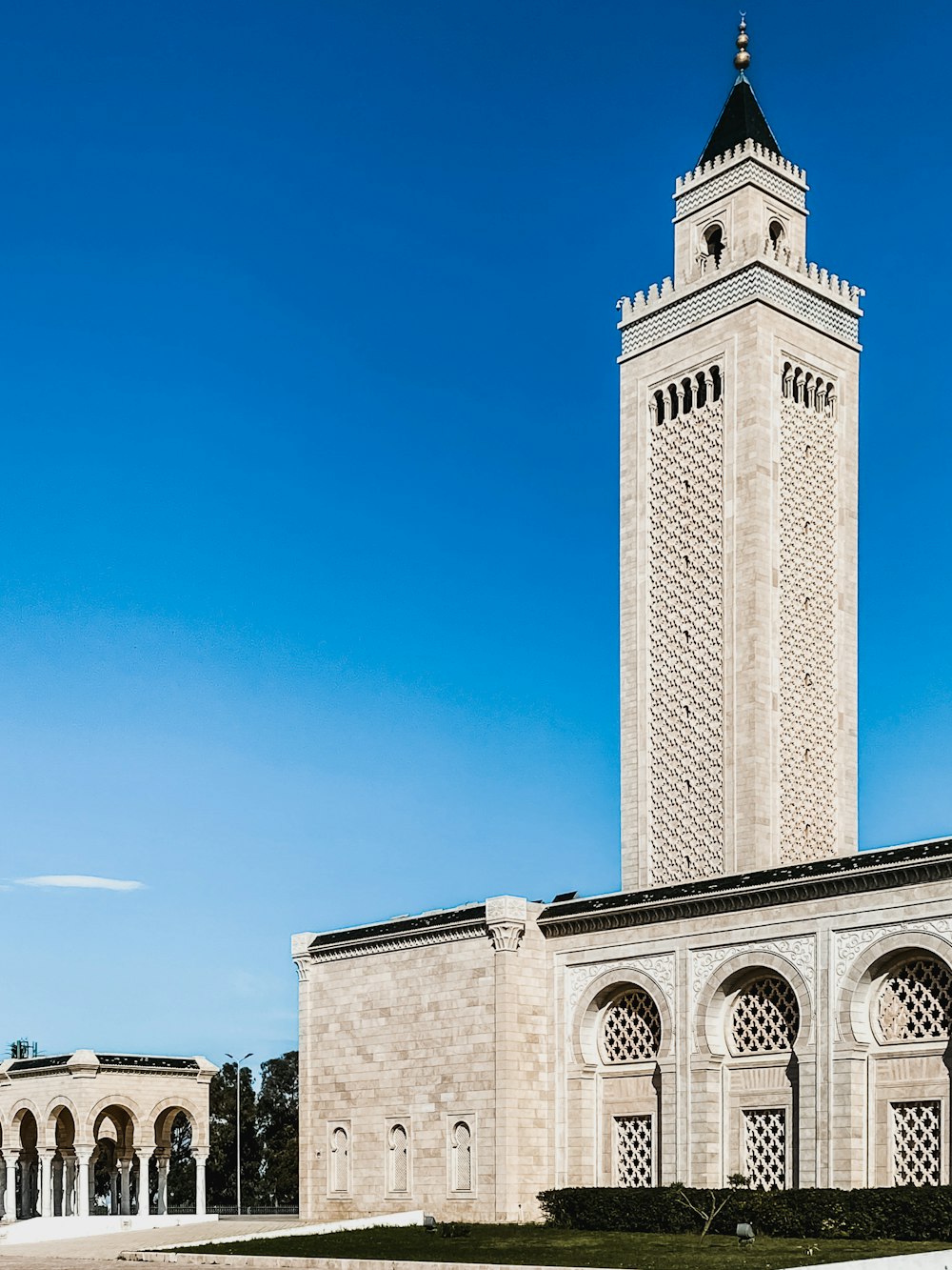 Bâtiment en béton beige sous ciel bleu pendant la journée