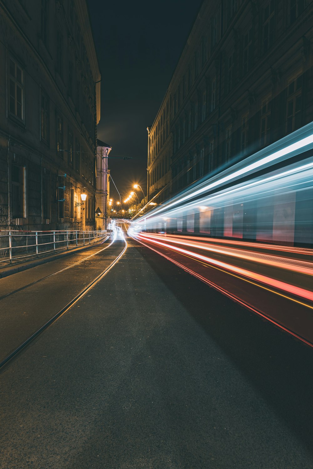 Zeitrafferaufnahmen von Autos auf der Straße während der Nachtzeit