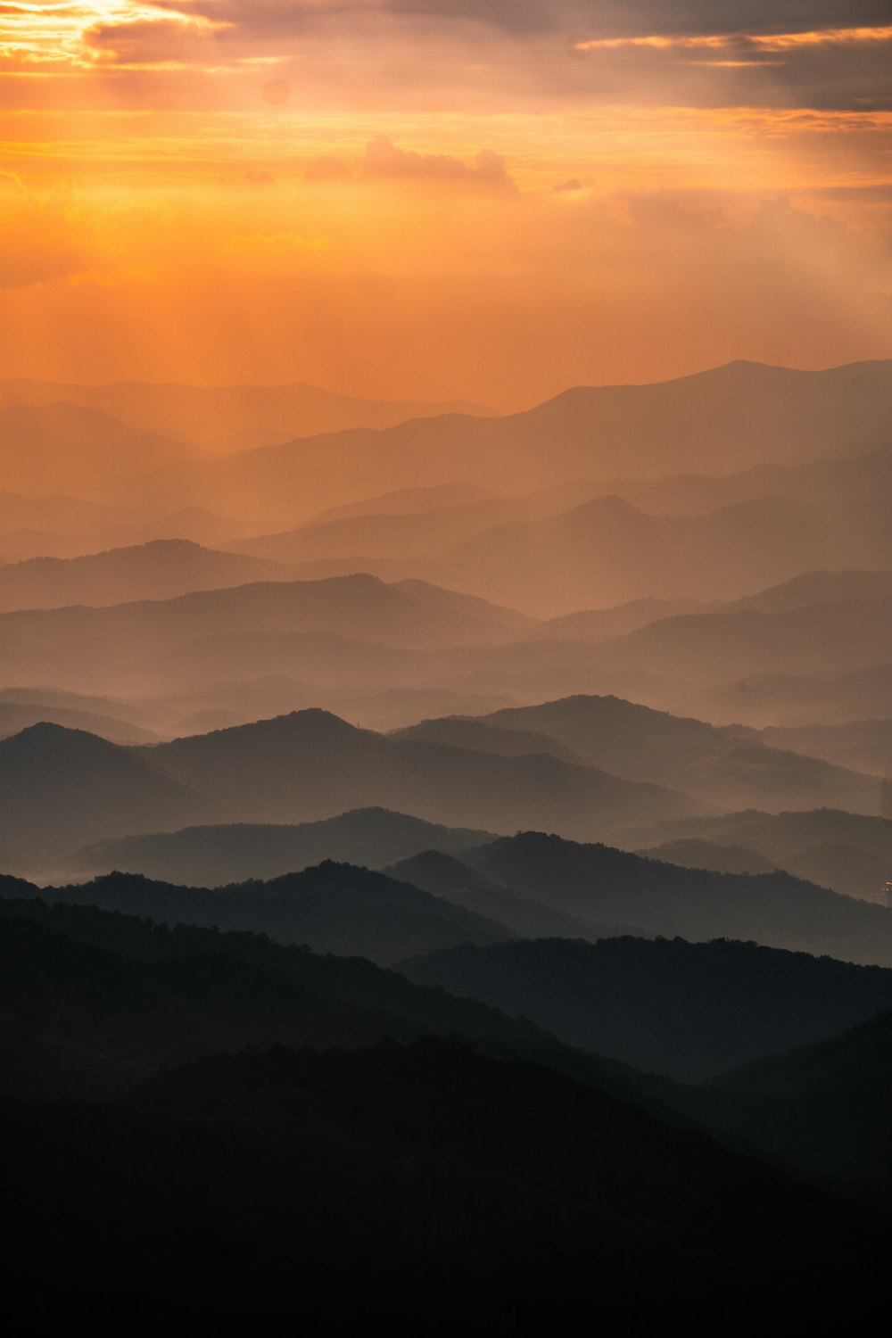 Berge unter weißen Wolken tagsüber