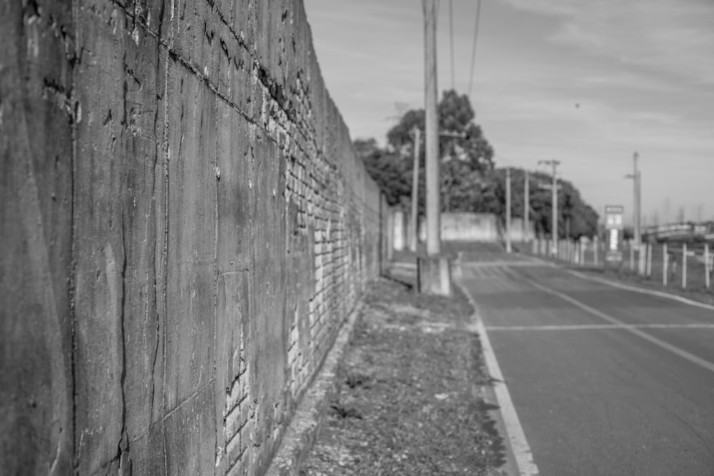 Graustufenfoto der Betonwand