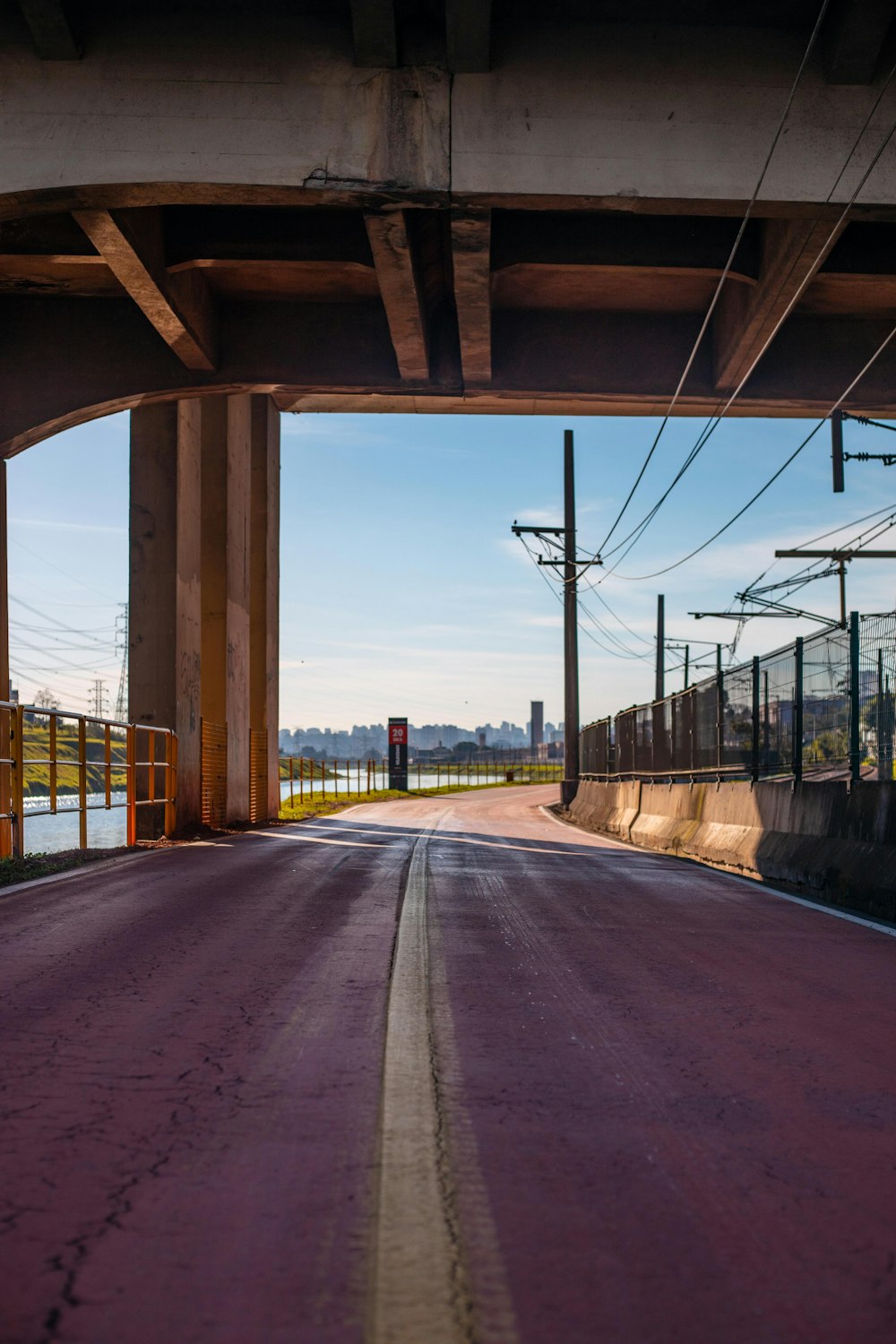 Graue Betonstraße unter blauem Himmel tagsüber