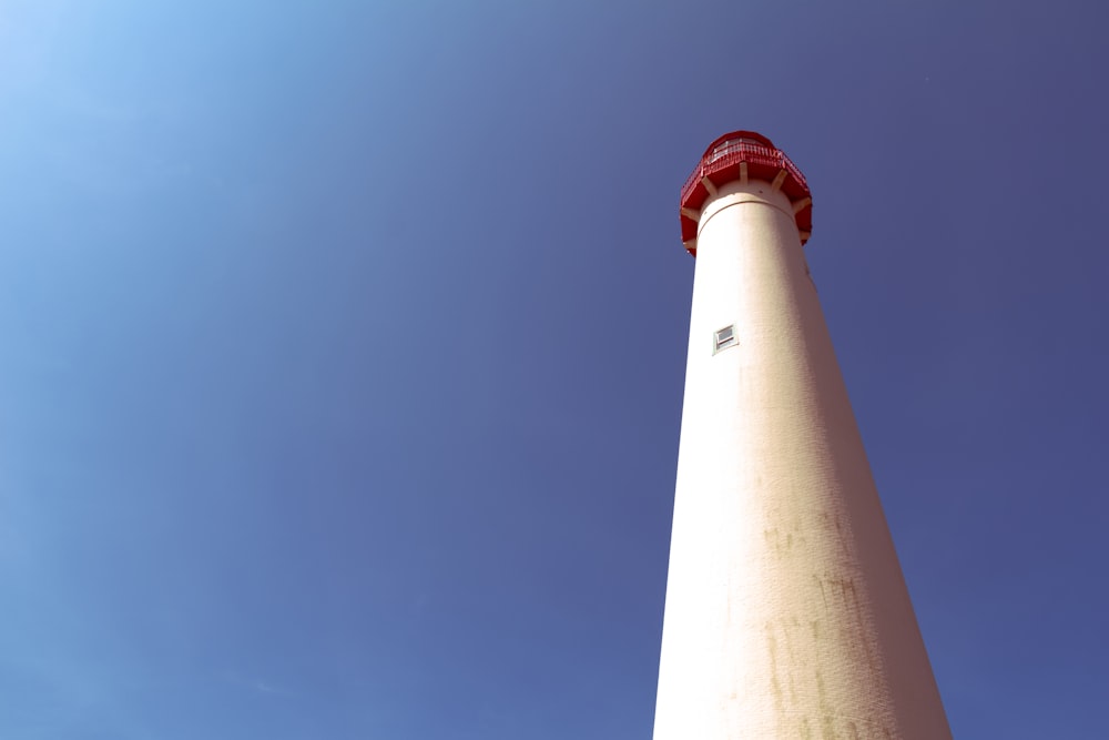 torre di cemento bianca e rossa sotto il cielo blu durante il giorno