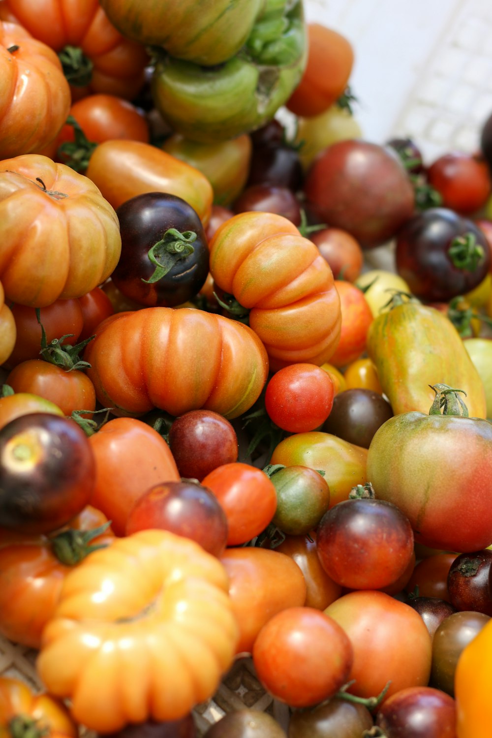 frutti di pomodoro arancioni e verdi