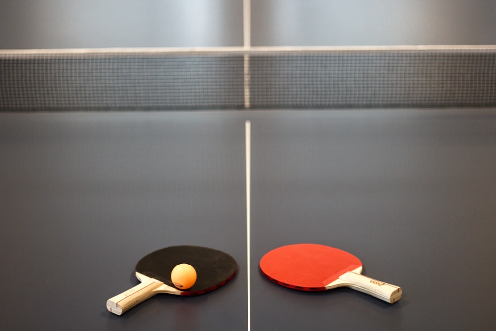 Racchetta da ping pong in legno rossa e marrone