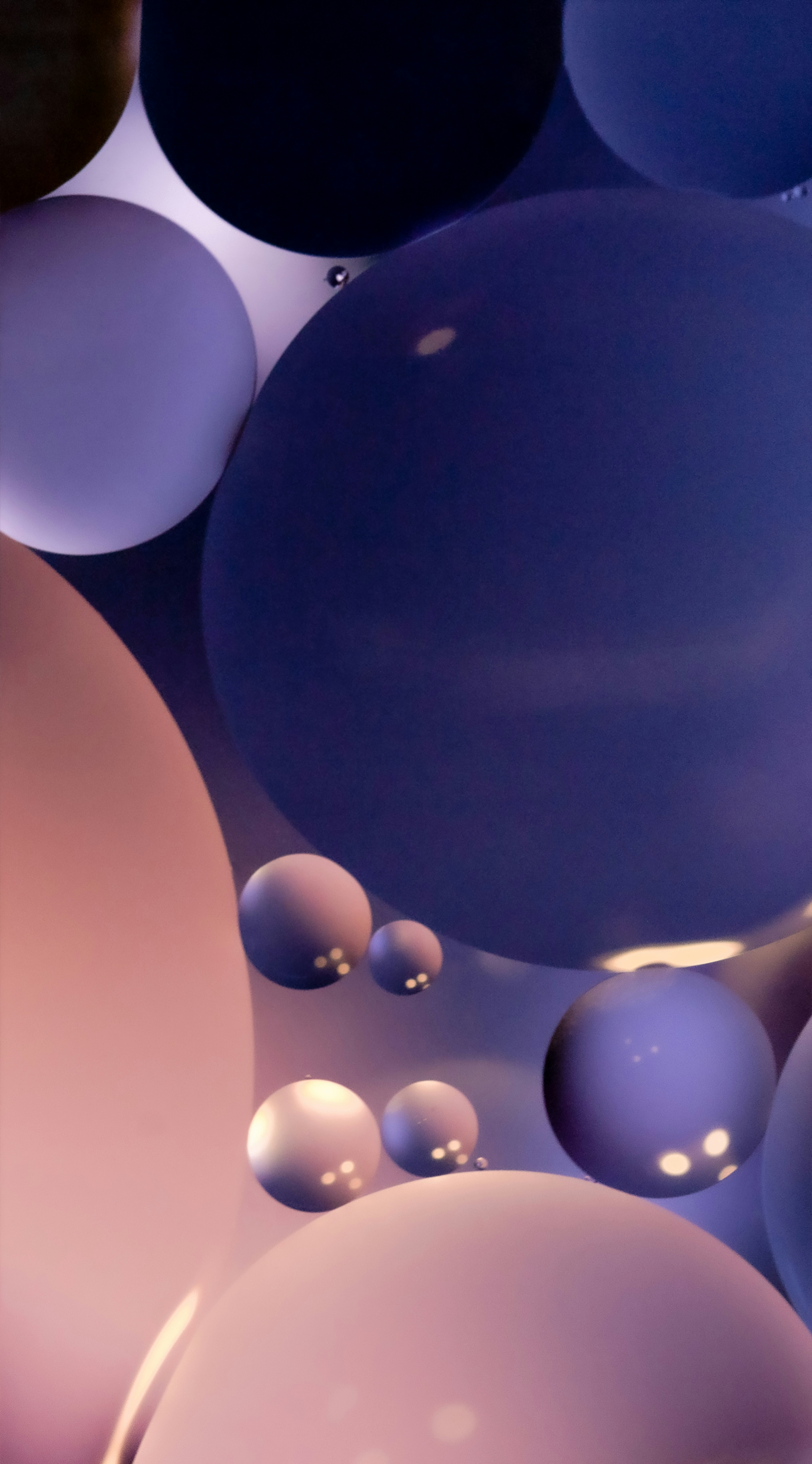 白と茶色の表面に青と白の風船の写真 Unsplashで見つけるテクスチャの無料写真