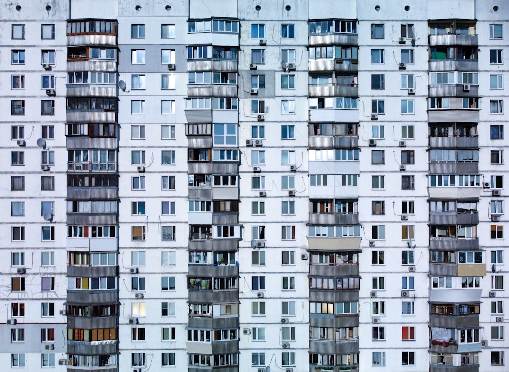 edificio in cemento bianco e grigio