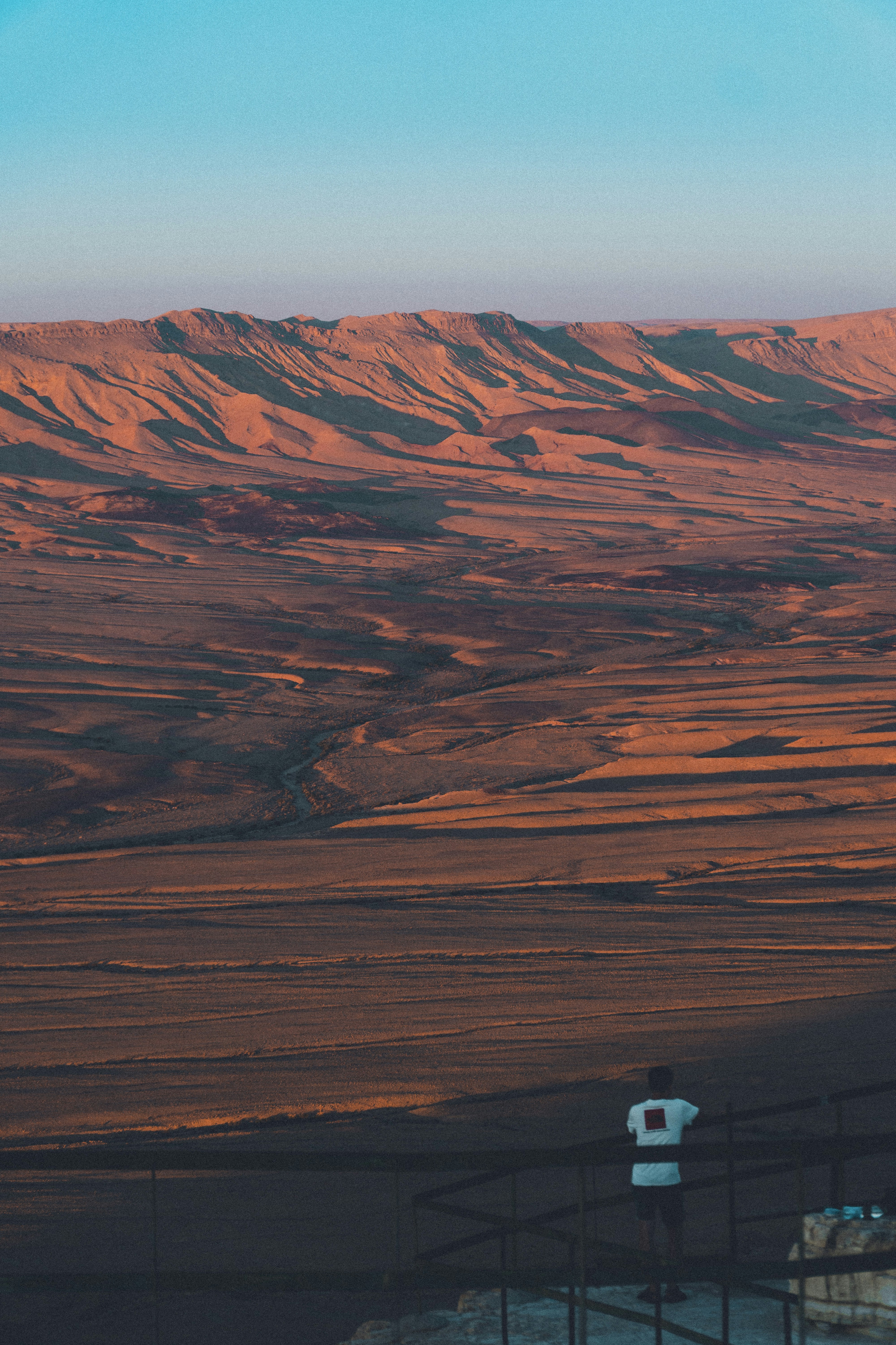 昼間の茶色と黒の山々の写真 Unsplashのミツペ・ラモンの無料画像