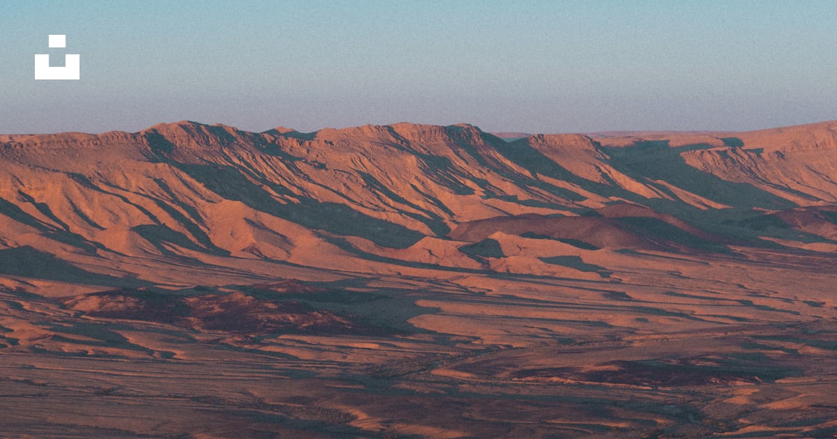 昼間の茶色と黒の山々の写真 Unsplashのミツペ・ラモンの無料画像