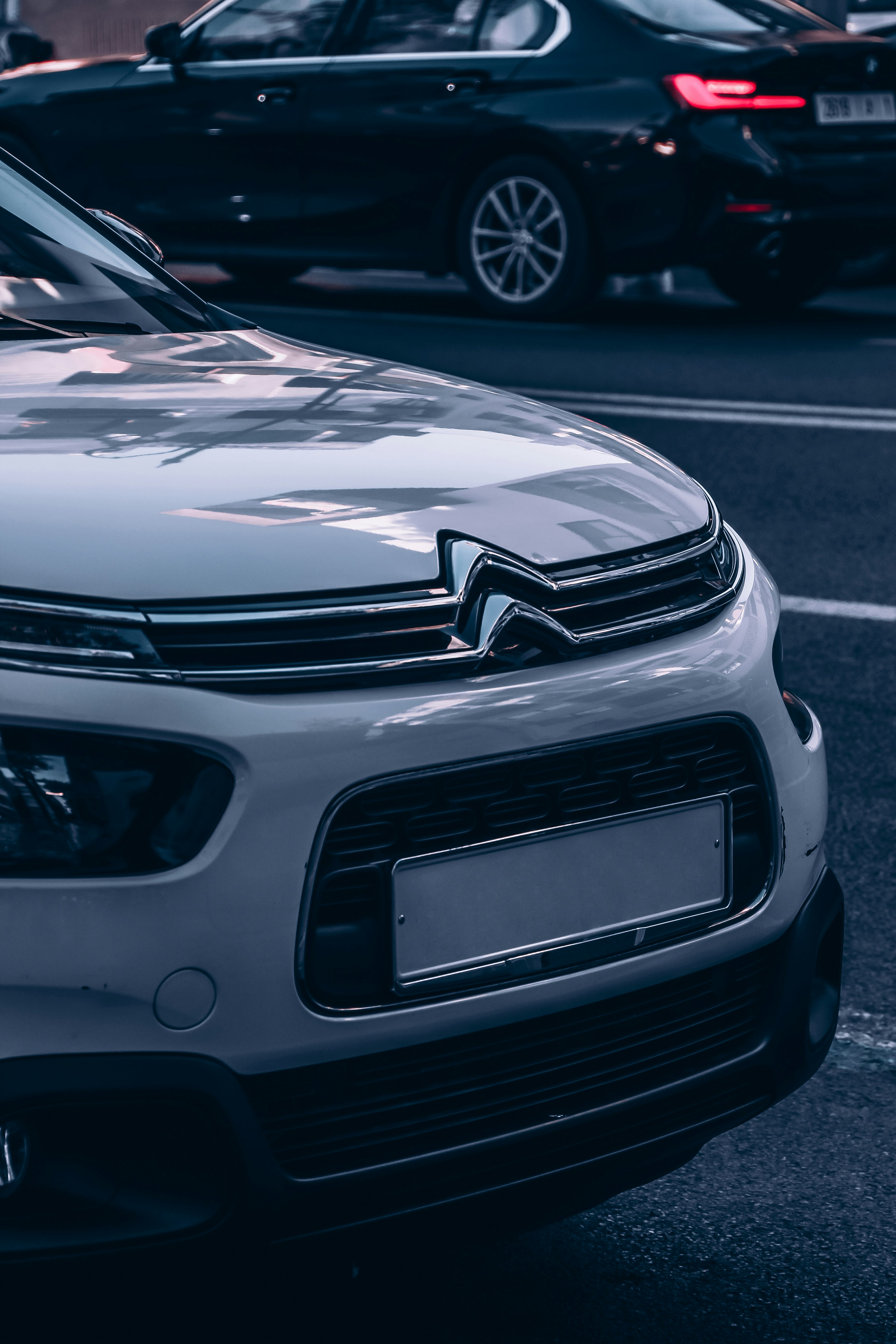 Coche blanco y negro en la carretera durante el día