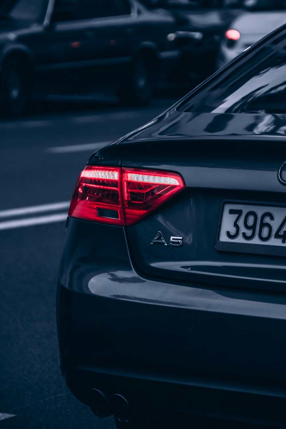 Audi A 4 noire sur la route pendant la journée