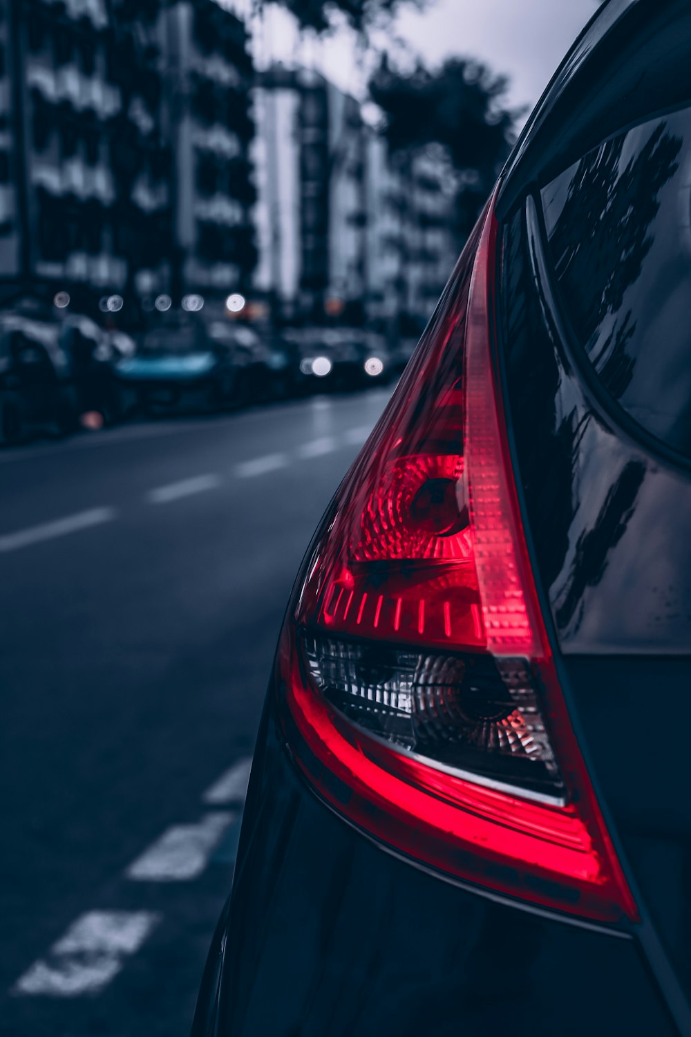 rotes Auto tagsüber auf der Straße