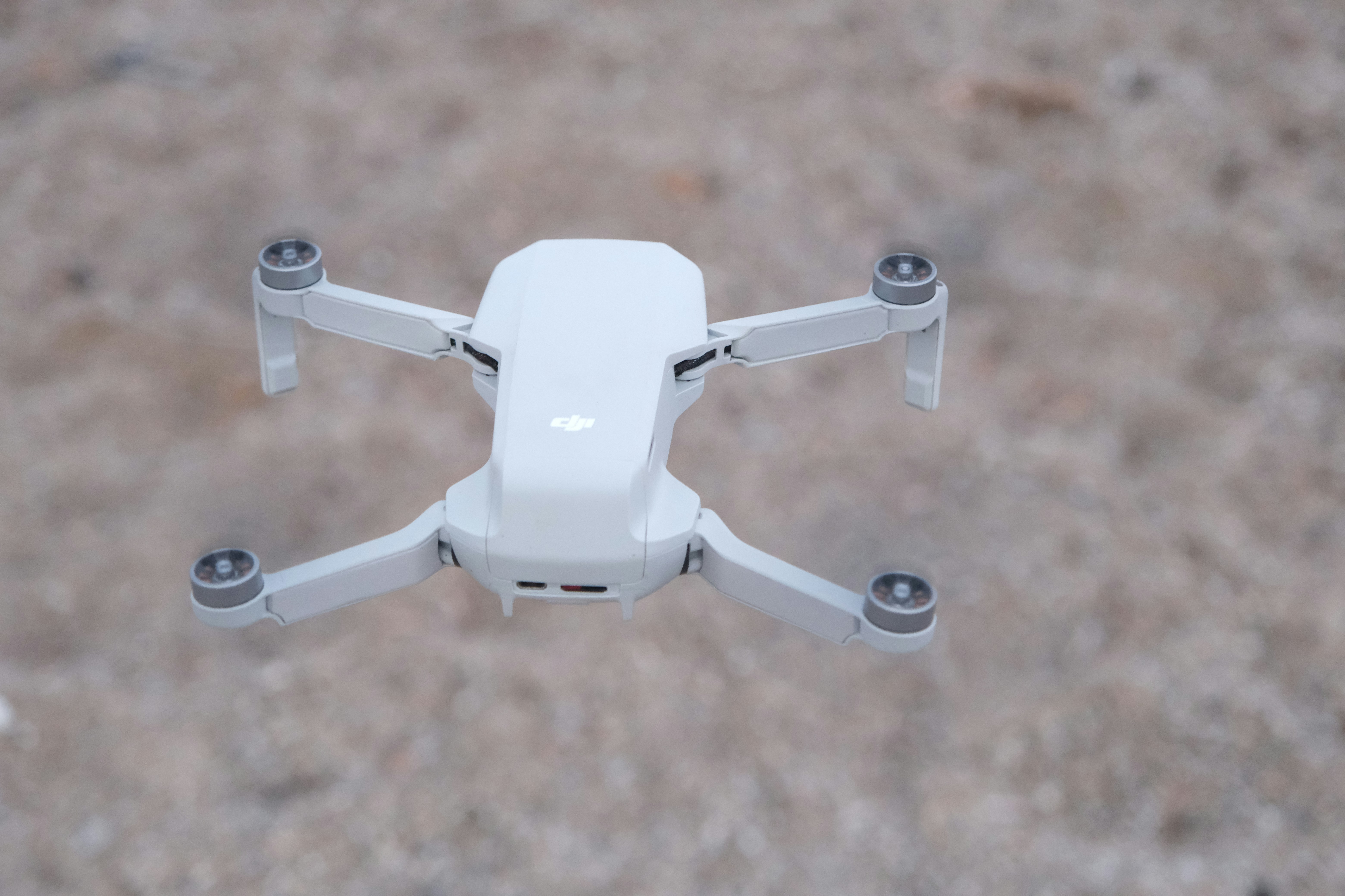 drone bianco e grigio in fotografia ravvicinata