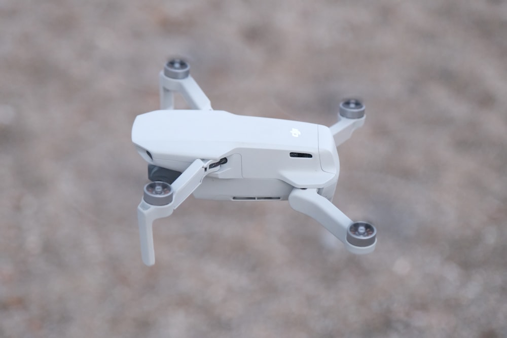 drone branco na superfície cinzenta