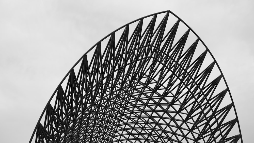 bâtiment en métal gris sous le ciel blanc pendant la journée