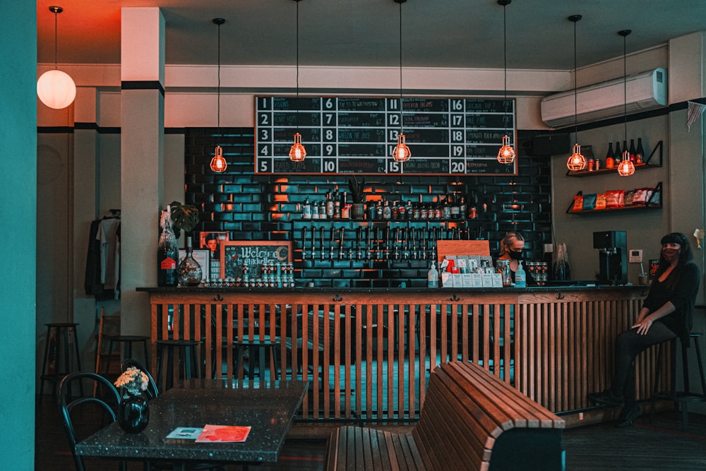 Tabourets de bar en bois noir et rouge