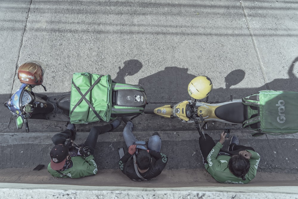 Motocicletta verde e gialla su strada