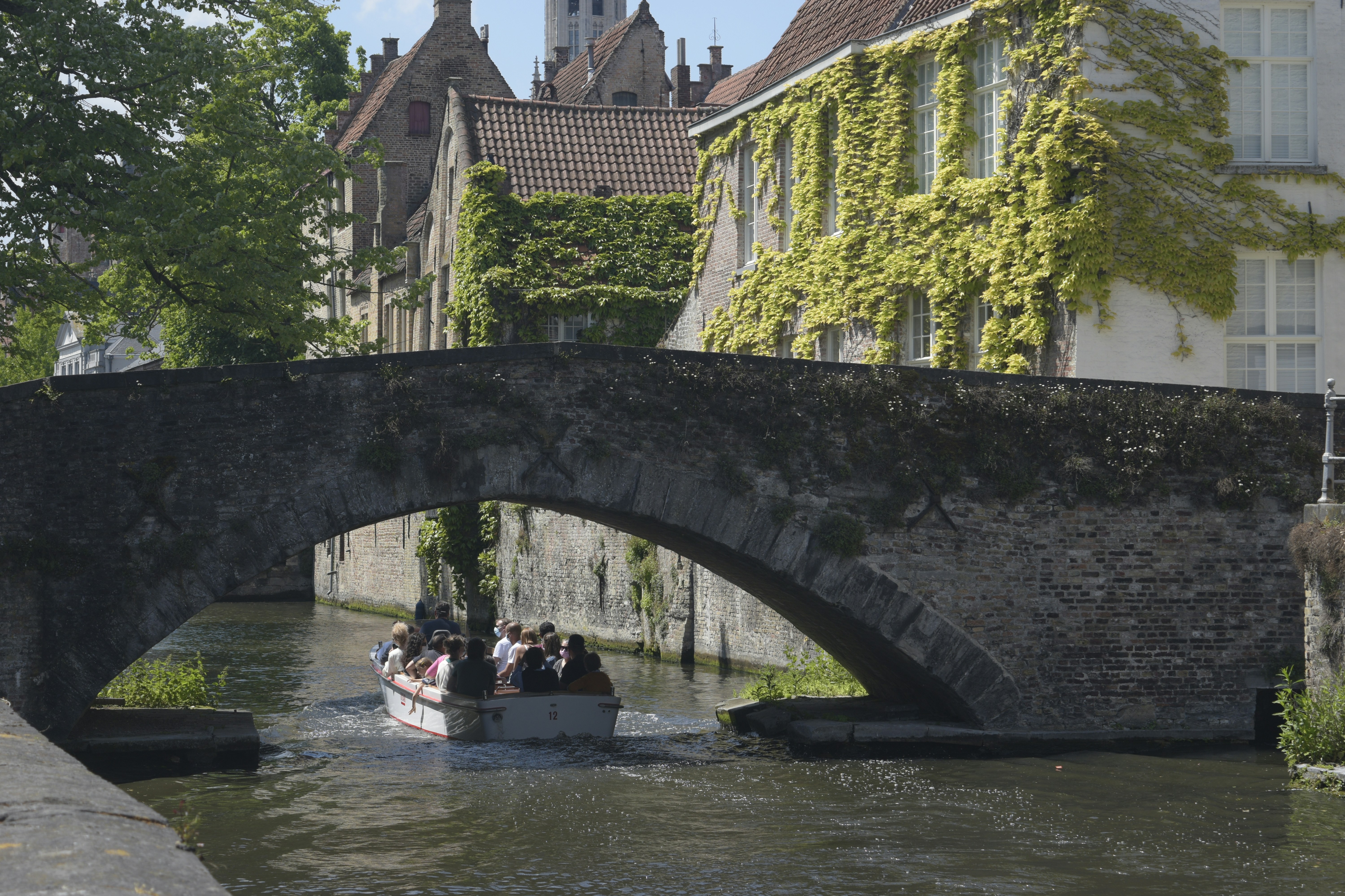Precioso puente en Brujas donde encontrarás consignas de Bounce cerca 