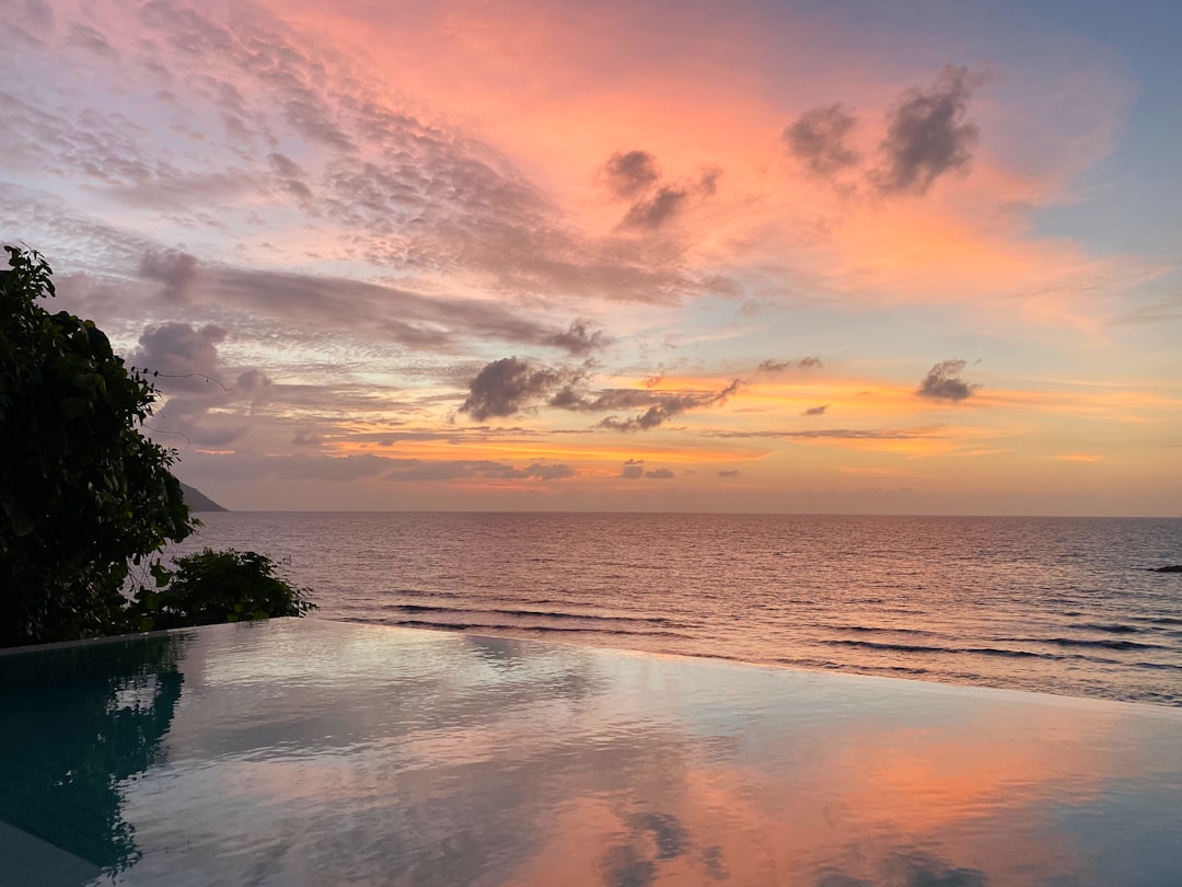 piscine ouverte près de la mer, Seychelles