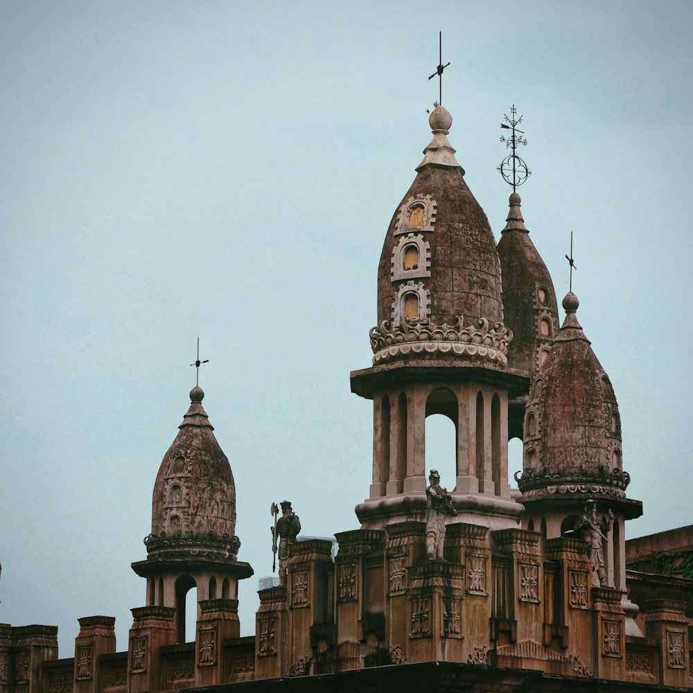 bâtiment en béton brun sous le ciel blanc pendant la journée