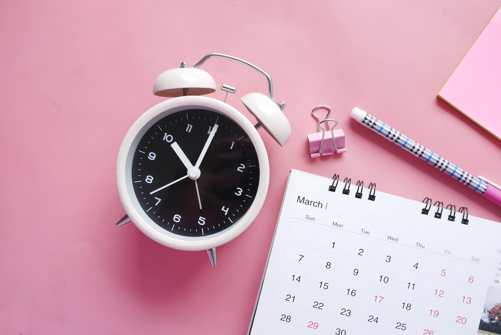 White and pink analog alarm clock
