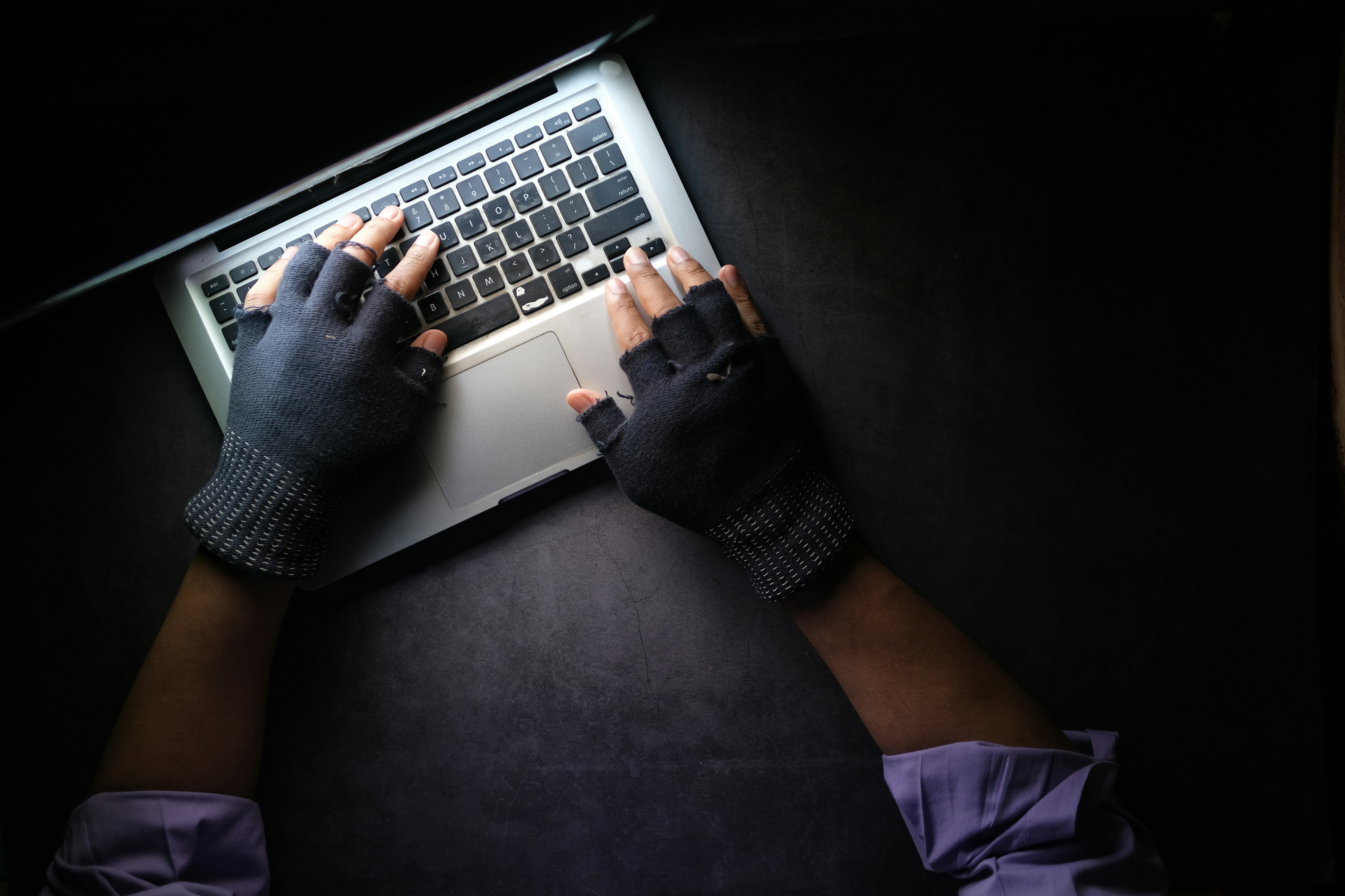 Passwortverwaltung person in black long sleeve shirt using macbook pro