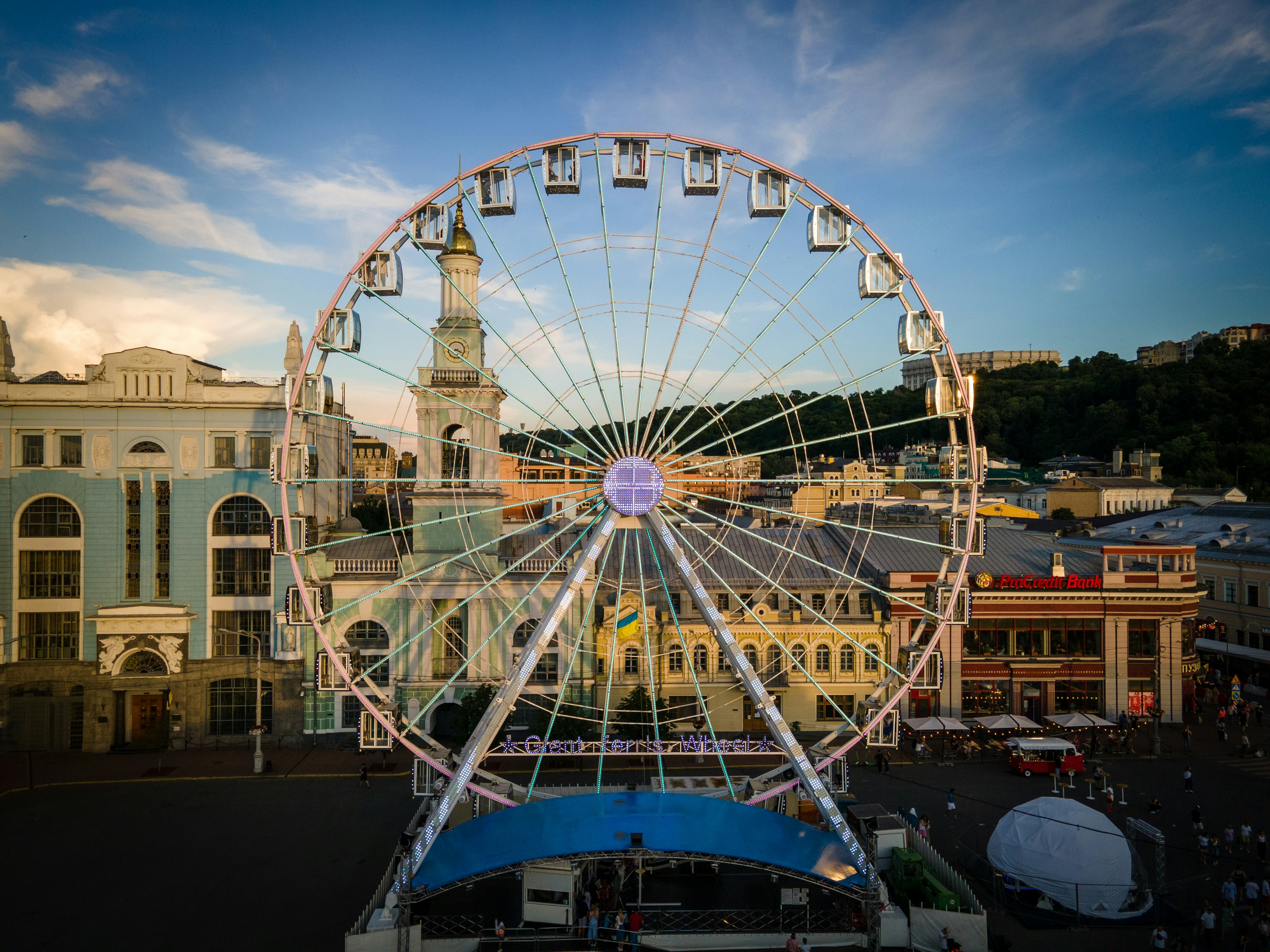 ferris wheel near white building during daytime