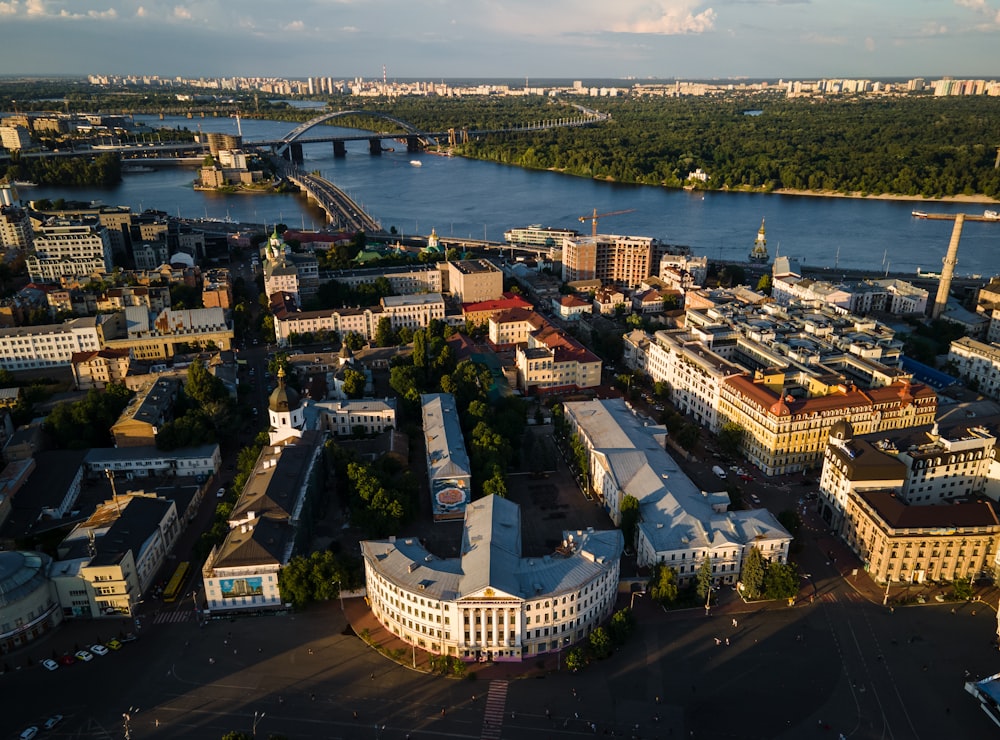 Vue aérienne des bâtiments de la ville pendant la journée