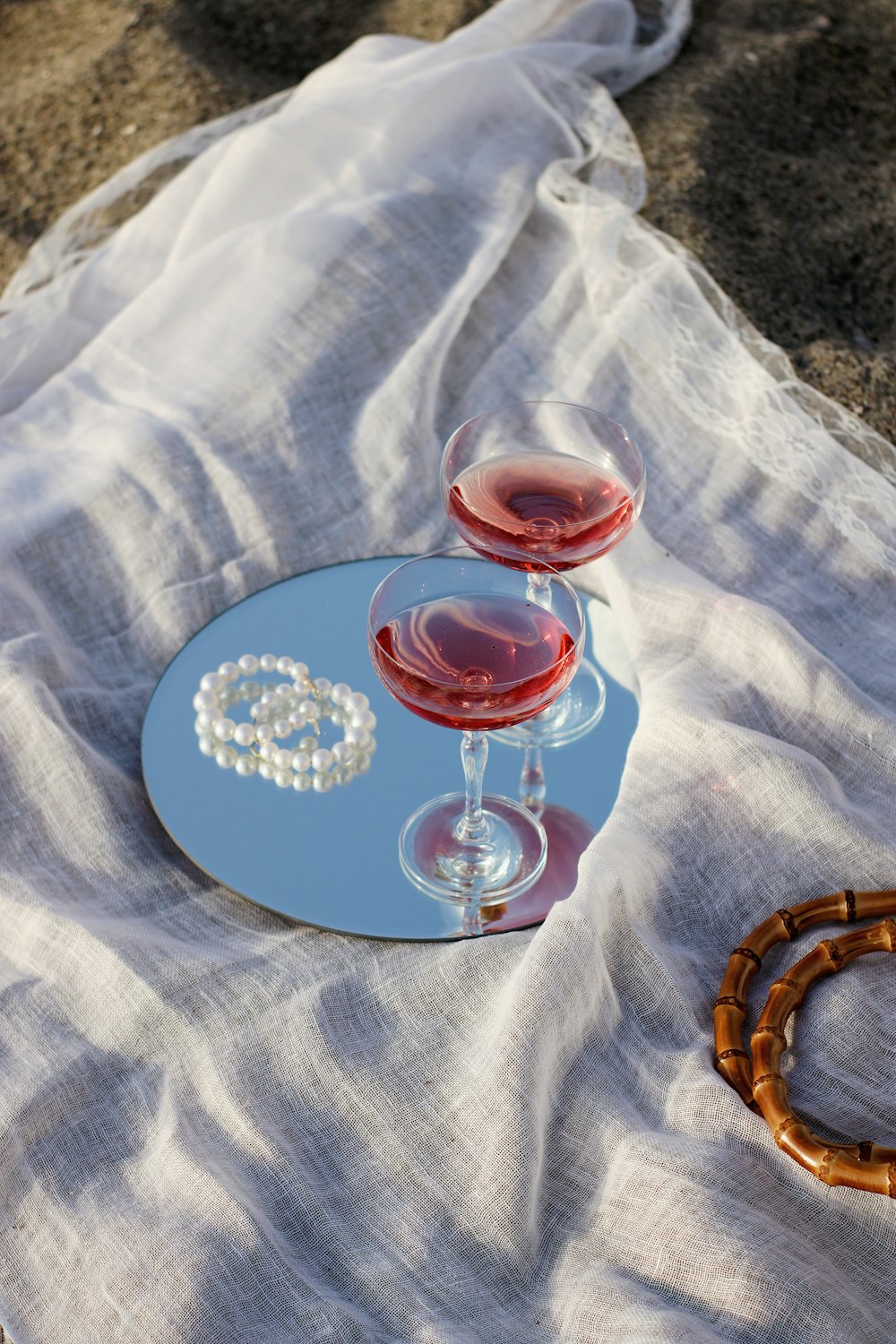 Copa de vino transparente sobre plato redondo de cerámica azul y blanco