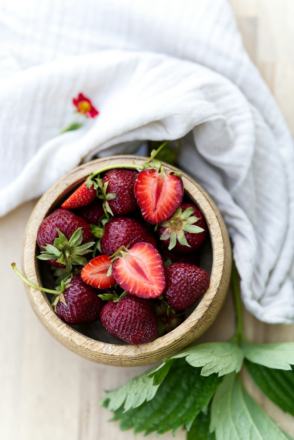 fraises dans un panier tressé brun