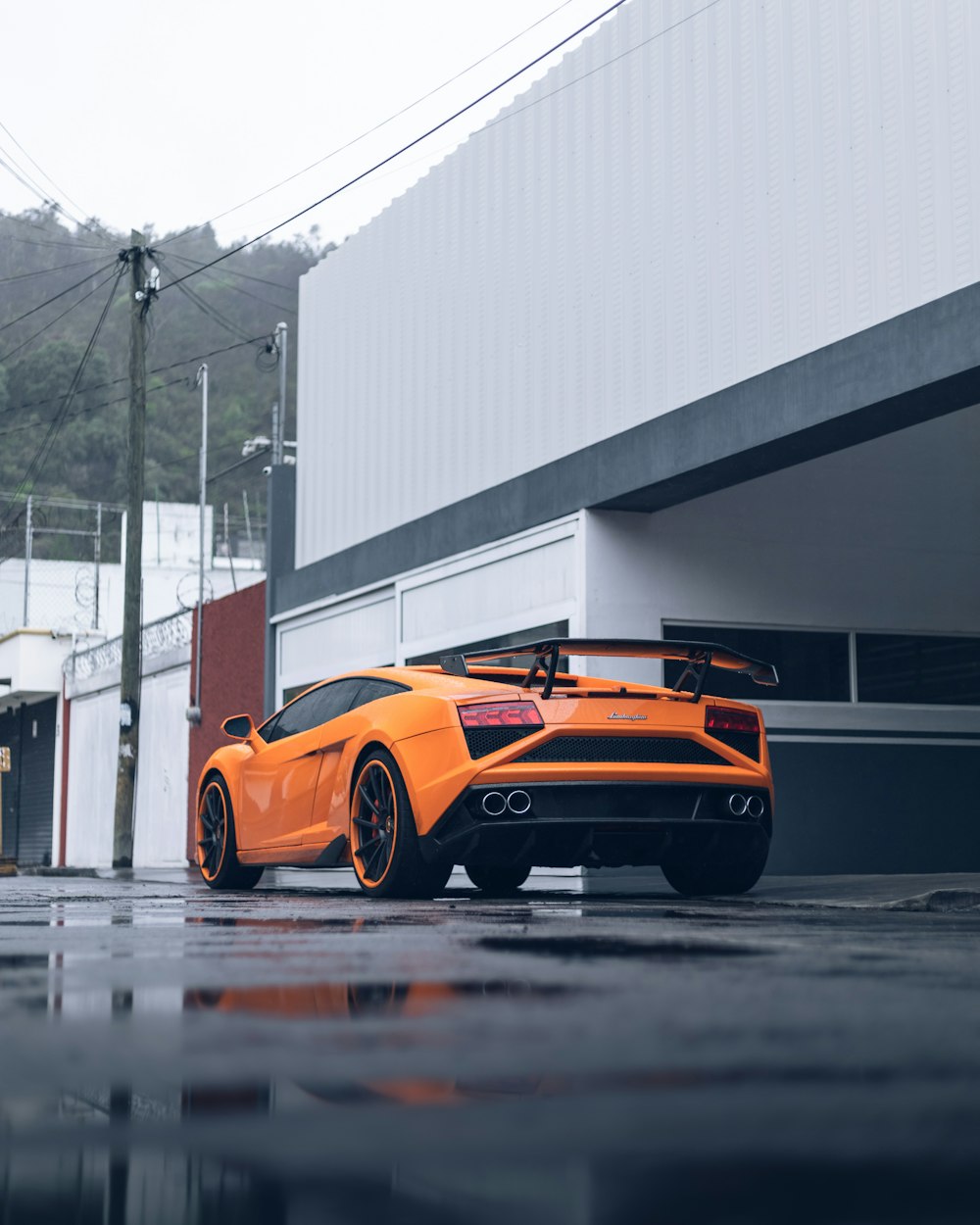 Lamborghini Aventador naranja estacionado en el estacionamiento durante el día
