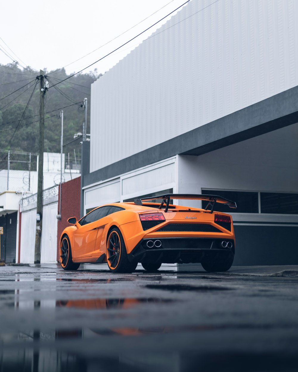 Lamborghini Aventador arancione parcheggiata in un parcheggio durante il giorno