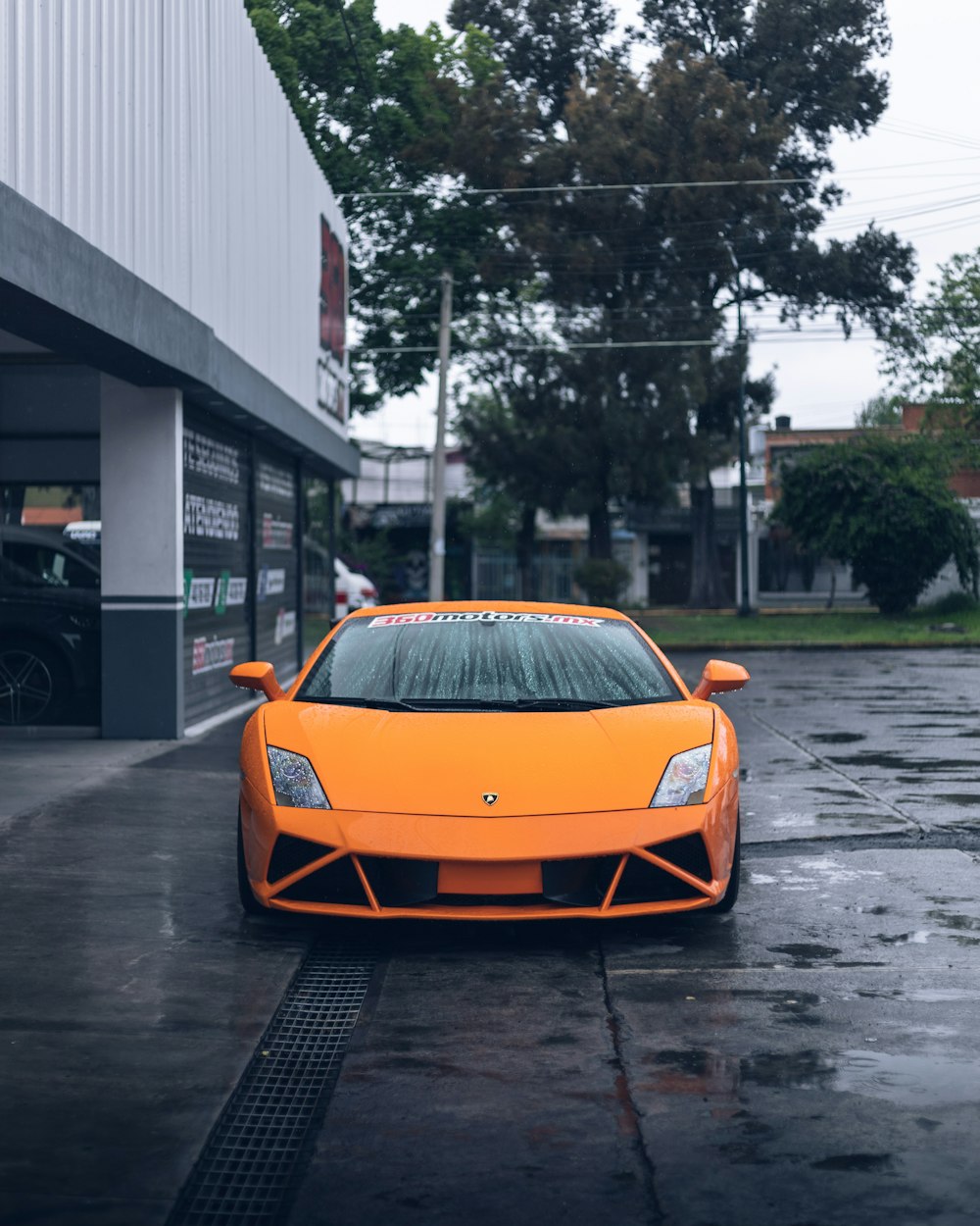 orangefarbener Lamborghini Aventador am Straßenrand geparkt