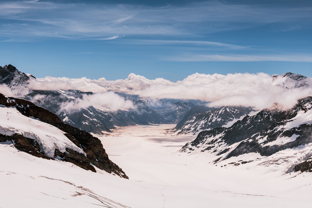 montagne coperte di neve sotto il cielo blu durante il giorno