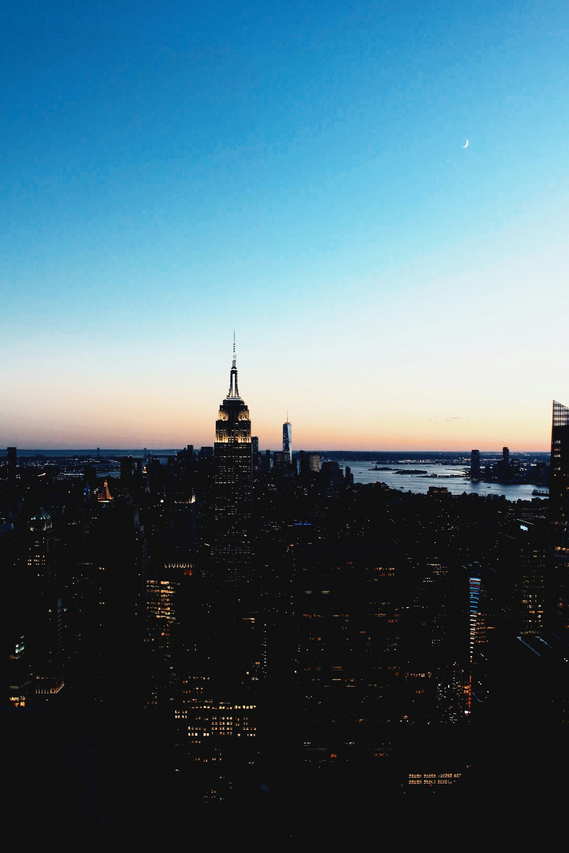 Skyline der Stadt tagsüber unter blauem Himmel